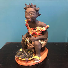 Load image into Gallery viewer, Sculpture mama africaine en terre
