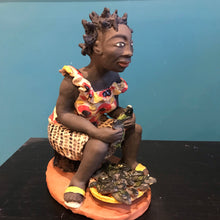 Charger l&#39;image dans la galerie, Sculpture mama africaine en terre
